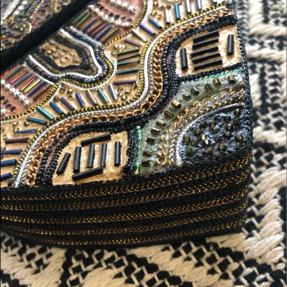 A funky statement crossbody - Picture 4 of 6